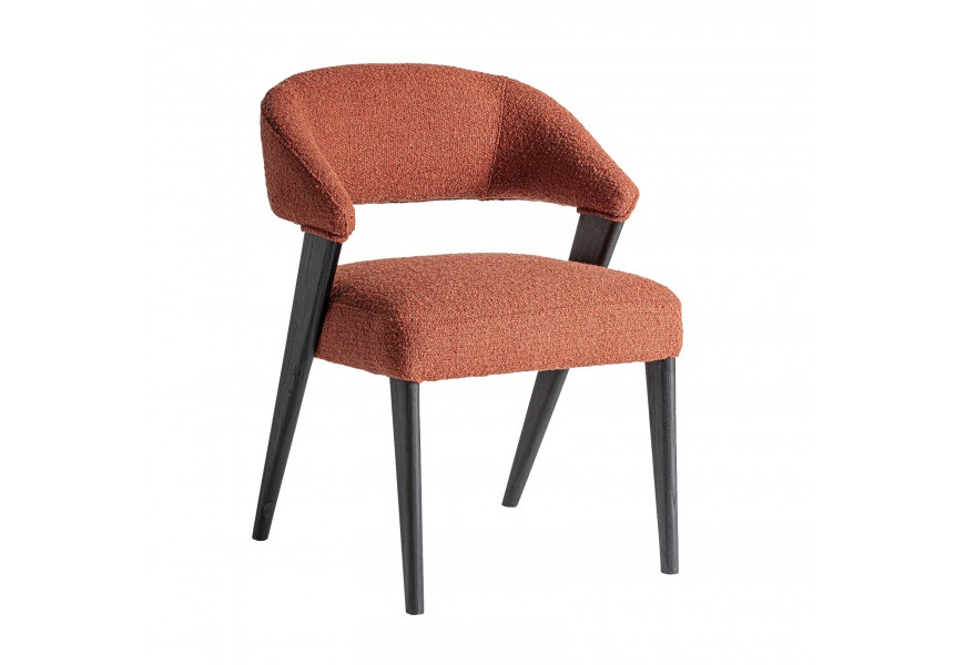 Luxusné moderné buklé jedálenské kreslo Fragonio s čalúneným sedadlom a opierkou s predĺženými stranami v terakotovej červenej farbe s drevenou konštrukciou v matnej čiernej farbe s výraznou štruktúrou letokruhov so šikmými nohami