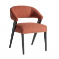 Luxusné moderné buklé jedálenské kreslo Fragonio s čalúneným sedadlom a opierkou s predĺženými stranami v terakotovej červenej farbe s drevenou konštrukciou v matnej čiernej farbe s výraznou štruktúrou letokruhov so šikmými nohami