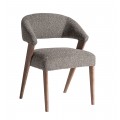 Luxusné moderné dizajnové jedálenské kreslo Fragonio s čalúnenou zaoblenou opierkou a sedacou časťou s poťahom z buklé v melírovanej sivej farbe s masívnymi drevenými nožičkami v naturálnej hnedej farbe s viditeľnou kresbou letokruhov