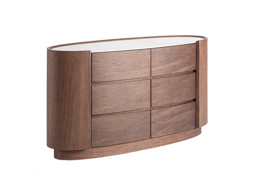 Luxusná dizajnová minimalistická oválna komoda Sophiette z korpusom z dreva v orechovej hnedej farbe s viditeľnou kresbou letokruhov so šiestimi zásuvkami a oválnou podstavou s vrchnou doskou z bieleho mramoru s vyvýšenými okrajmi