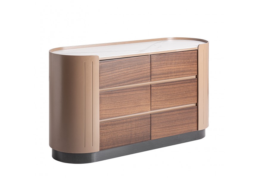 Luxusná moderná komoda Grisham v svetlej hnedej farbe so šiestimi zásuvkami v naturálnej orechovej hnedej farbe s kresbou letokruhov s oválnou vrchnou doskou s vyvýšenými okrajmi z mramoru v bielej farbe s tmavým žilkovaním s podstavou v čiernej farbe