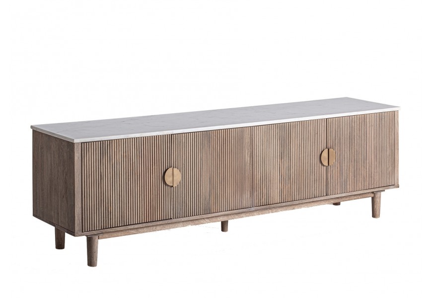 Luxusný masívny televízny stolík Neelam z mangového dreva v naturálnej hnedej farbe so štyrmi dvierkami s vertikálnym lamelovým dizajnom s okrúhlymi kovovými úchytkami v zlatej farbe s piatimi nožičkami a vrchnou doskou z mramoru v bielej farbe so sivým žilkovaním