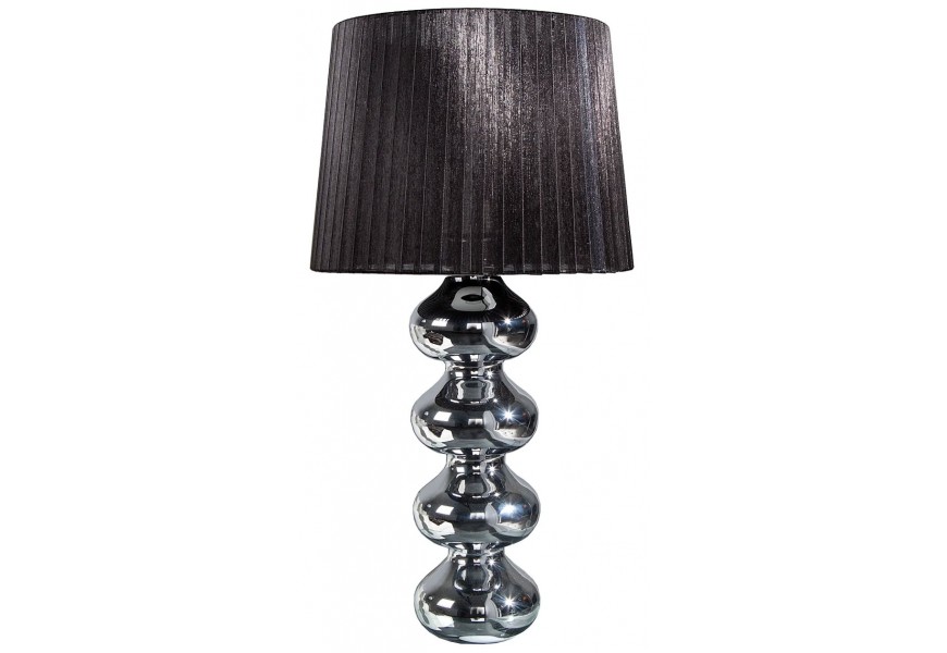 Moderná stolová lampa s lesklou chrómovou podstavou tvorenou guľovitými tvarmi a čiernym plisovaným tienidlom