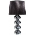 Moderná stolová lampa s lesklou chrómovou podstavou tvorenou guľovitými tvarmi a čiernym plisovaným tienidlom