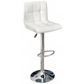 Moderná biela barová stolička s čalúneným sedadlom a operadlom s prešívaným vzorom na výškovo nastaviteľnej chrómovej podstave s opierkou na nohy