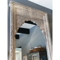Luxusné vintage biele nástenné zrkadlo Agra s obdĺžnikovým rámom z masívneho mangového dreva a oblúkovým výrezom 235 cm