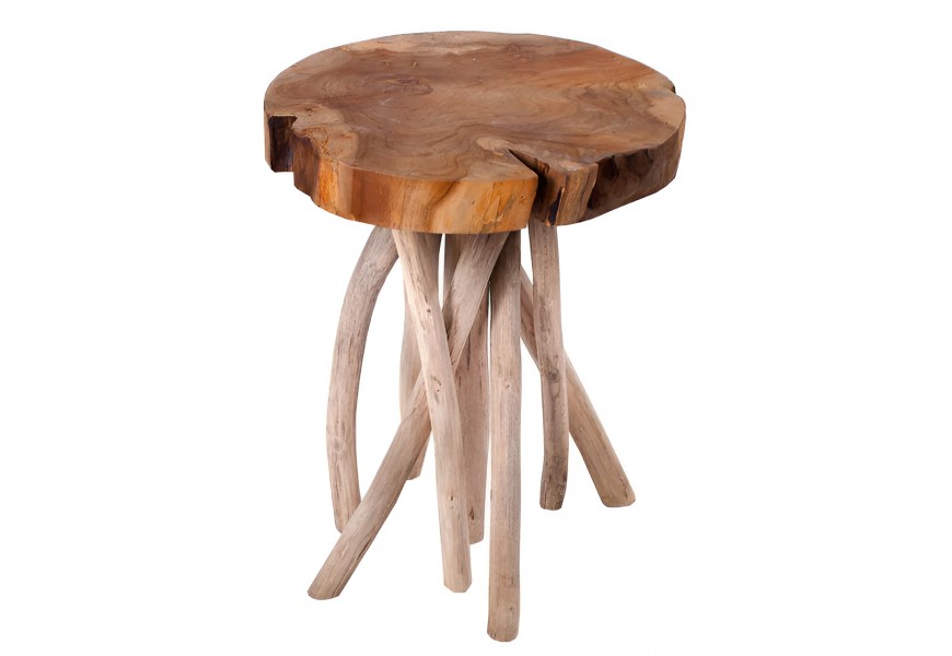 Vidiecky okrúhly príručný stolík z masívneho teakového dreva s prírodnou doskou a nohami z prepletených svetlých konárov