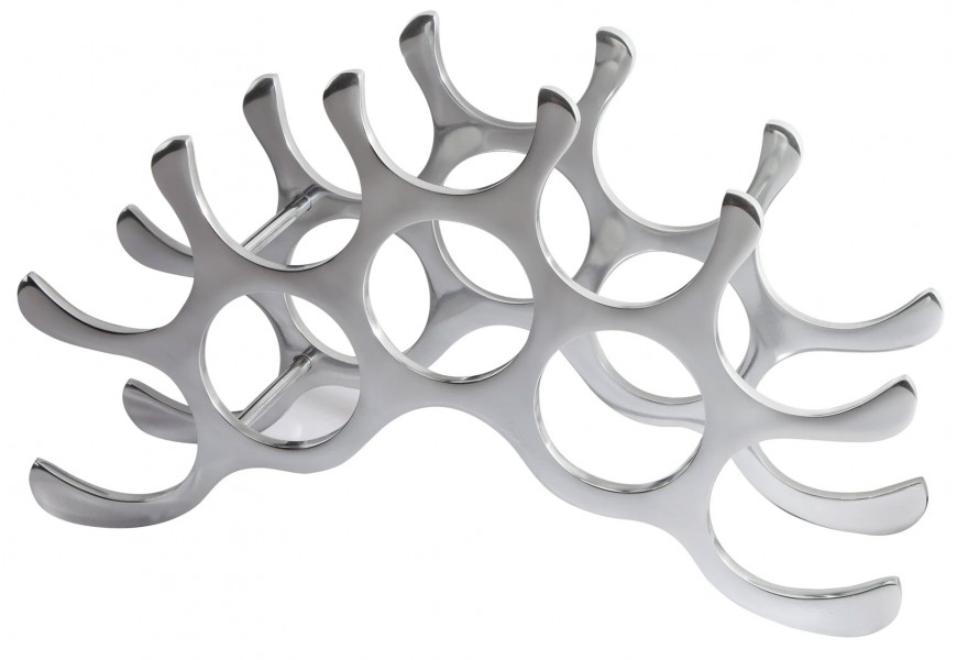 Moderný kovový stojan na víno v striebornej farbe s lesklým povrchom a originálnym organickým tvarom na uloženie viacerých fliaš