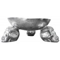 Strieborná dekoračná misa s trojicou lebkových podstavcov v lesklom metalickom prevedení na originálne stolové aranžovanie