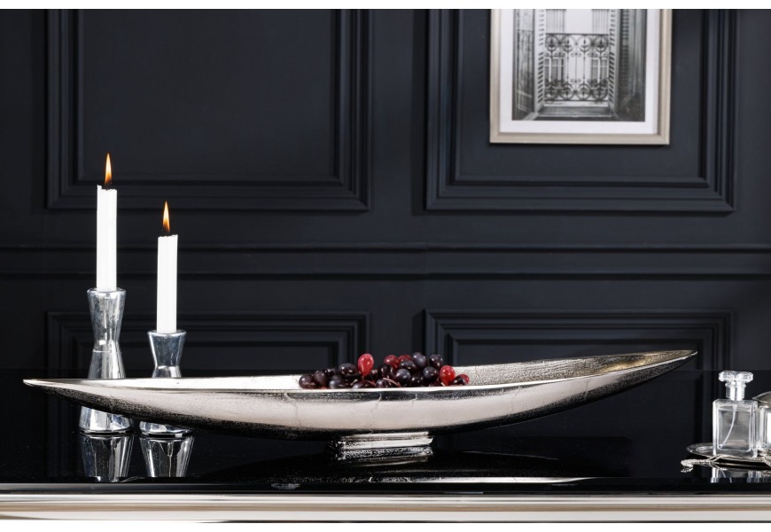 Elegantná podlhovastá dekoratívna misa z lesklého strieborného kovu s moderným minimalistickým dizajnom na stôl