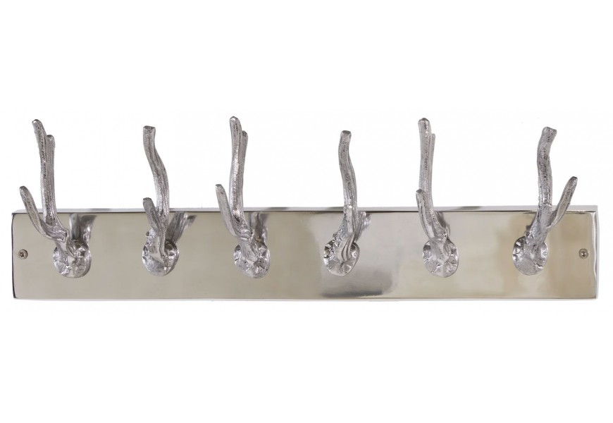 Nástenný vešiak z lešteného kovu so šiestimi dvojitými háčikmi v tvare parožia v striebornej farbe na obdĺžnikovej základni.