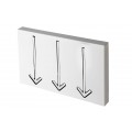Moderný nástenný vešiak v bielej farbe s tromi chrómovými háčikmi v tvare šípky smerujúcej nadol