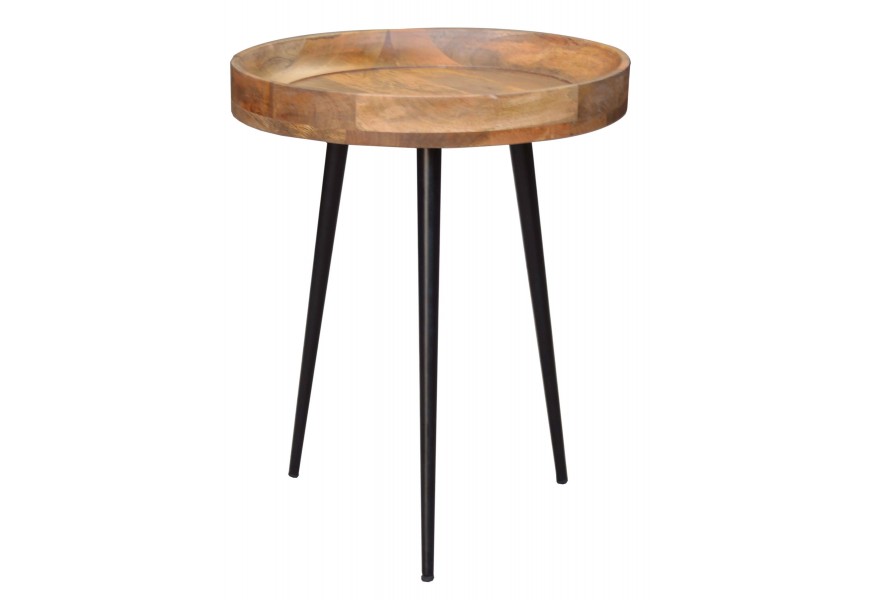 retro okrúhly príručný stolík s masívnou drevenou doskou v prírodnom odtieni a tromi čiernymi kovovými nožičkami