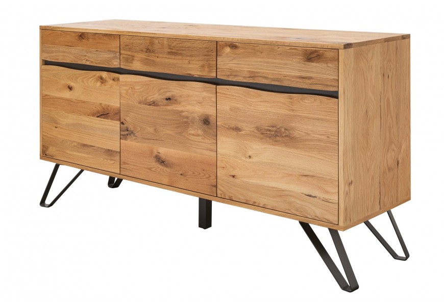 Industriálny obdĺžnikový príborník z masívneho dubového dreva s výraznou prírodnou kresbou a čiernymi kovovými šikmými nožičkami