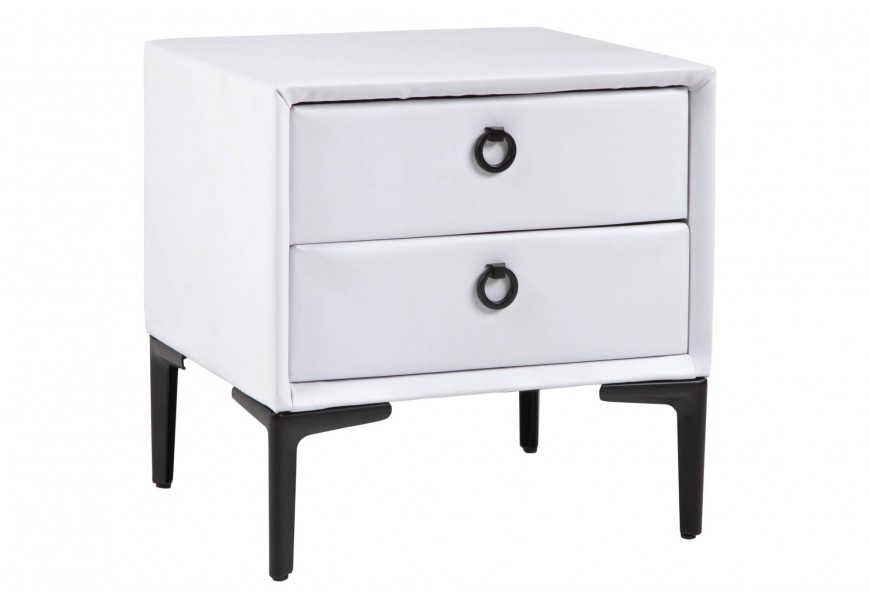 Moderný zamatový nočný stolík Everson s bielym čalúneným a čiernymi kovovými nožičkami a úchytkami s dvomi zásuvkami