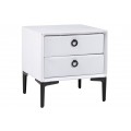 Moderný zamatový nočný stolík Everson s bielym čalúneným a čiernymi kovovými nožičkami a úchytkami s dvomi zásuvkami