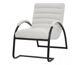 Moderné dizajnové kreslo Ark s čiernym kovovým rámom oblúkového tvaru a krémovým bouclé poťahom s horizontálnym prešívaním