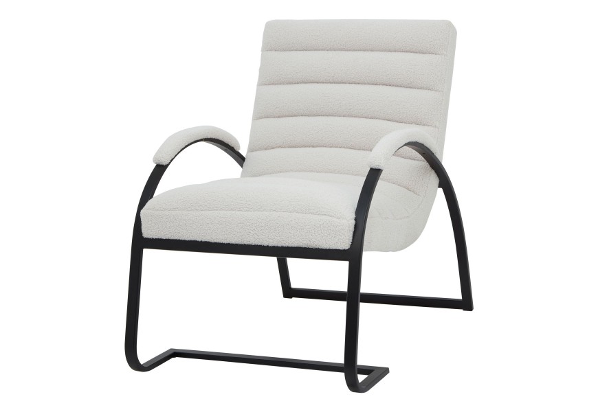 Moderné dizajnové kreslo Ark s čiernym kovovým rámom oblúkového tvaru a krémovým bouclé poťahom s horizontálnym prešívaním