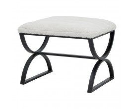 Art deco taburetka Ark s obdĺžnikovým tvarom s čiernym kovovým rámom s oblúkovými nohami a krémovým rebrovaným buklé poťahom