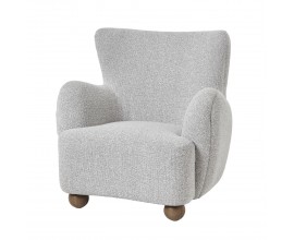 Luxusné dizajnové škandinávske kreslo Nuyen typu ušiak s textilným poťahom s výraznou štruktúrou v svetleom béžovo sivom odtieni greige s nožičkami okrúhleho tvaru z masívneho dreva v naturálnej hnedej farbe