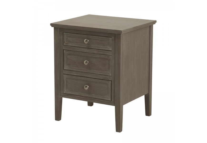 Luxusný vintage sivý nočný stolík Elmont so štvorcovou doskou tromi zásuvkami okrúhlymi kovovými úchytkami a štíhlymi rovnými nožičkami v rustikálnom štýle