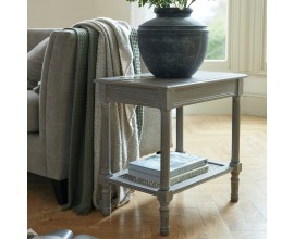 Luxusný vidiecky sivý obdĺžnikový príručný stolík Elmont z dreva s ratanovou spodnou policou a vyrezávanými nožičkami 60 cm