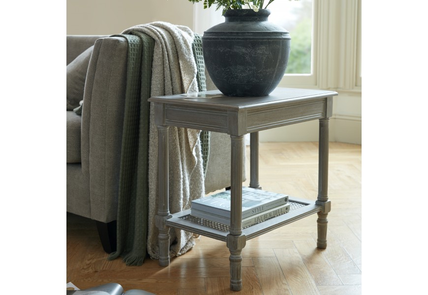 Luxusn&yacute; vidiecky siv&yacute; obdĺžnikov&yacute; pr&iacute;ručn&yacute; stol&iacute;k Elmont z dreva s ratanovou spodnou policou a vyrez&aacute;van&yacute;mi nožičkami 60 cm