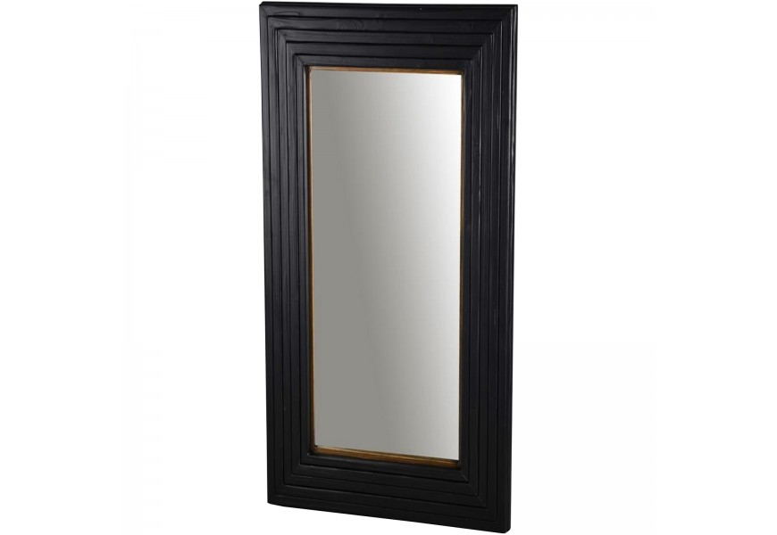 Luxusné glamour závesné zrkadlo Gaston s obdĺžnikovým dreveným rámom s čiernym lakovaním s zlatým detailom na vnútornej strane s vyrezávaným lineárnym vzorom