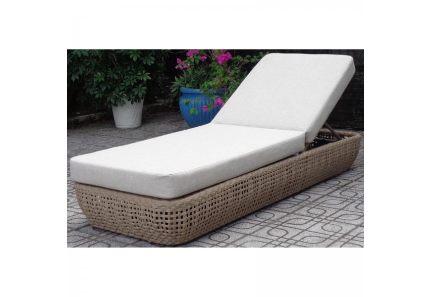 Moderné vonkajšie ležadlo Riviera z umelého ratanu v béžovej farbe s hrubým matracom a nastaviteľným sklonom operadla