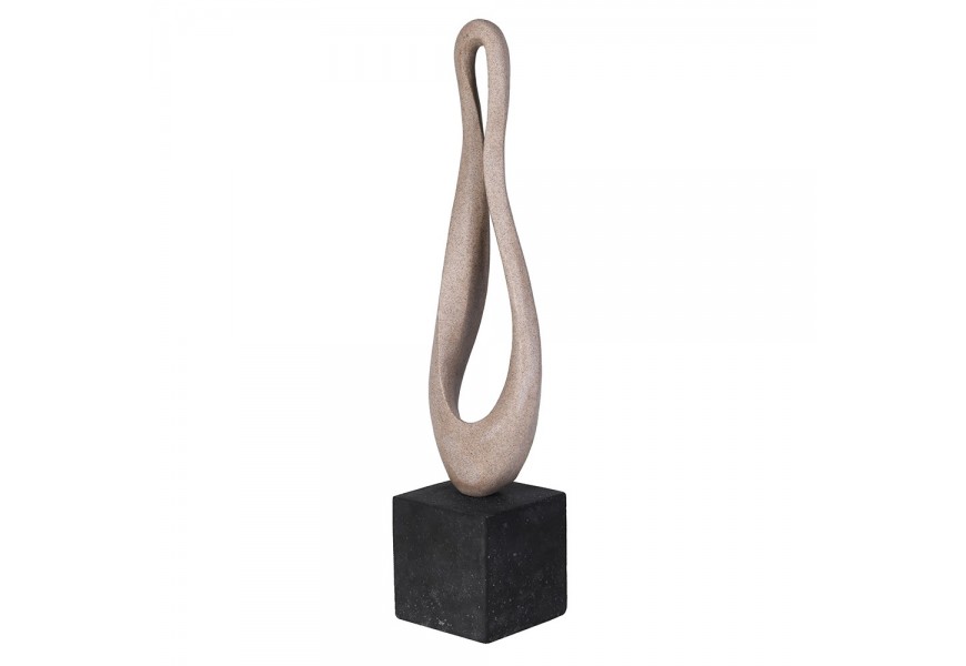 Dizajnová abstraktná socha Twist so skrúteným dizajnom zo sivo-béžovej živice s pieskovou textúrou na podstave v tvare čiernej kocky