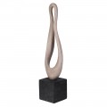 Dizajnová abstraktná socha Twist so skrúteným dizajnom zo sivo-béžovej živice s pieskovou textúrou na podstave v tvare čiernej kocky