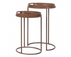 Moderní sada dvoch príručných stolíkov Rust v hnedej farbe v oválnom tvare s kovovou konštrukciou vyvýšenými okrajmi s úchytkami a sklenenou doskou s efektom korózie v zelenej farbe