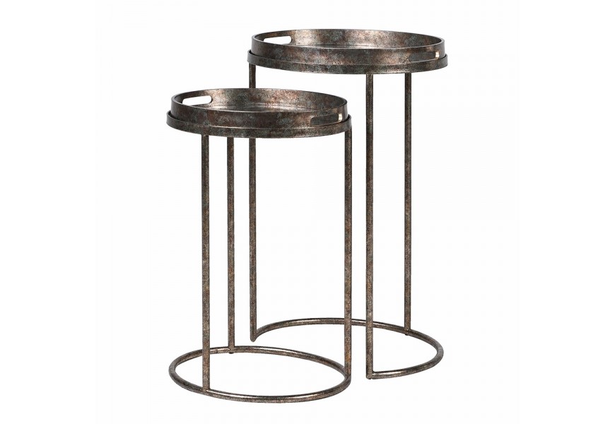 Industriálna sada dvoch okrúhlych príručných stolíkov Rust v striebornej farbe s hrdzavou patinou s kovovou konštrukciou a vyvýšenými okrajmi s úchytkami a zrkadlovou doskou s obrazom paliem