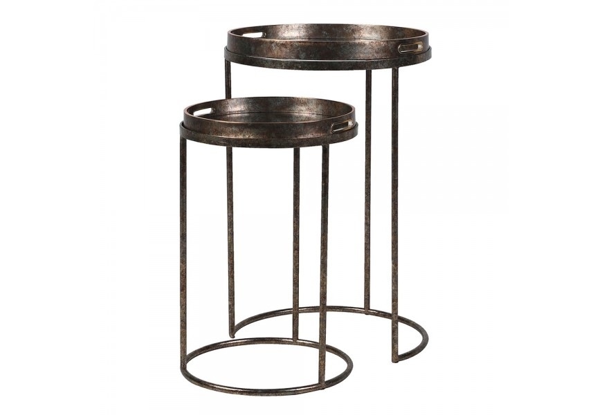 Industriálna okrúhla sada príručných stolíkov Rust v bronzovej farbe z kovu s hrdzavým povrchom so zrkadlovou doskou s lastovičkami s vyvýšeným okrajom s bočnými úchytkami a s konštrukciou z troch kovových tyčí