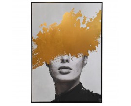 Glamour obdĺžnikový závesný obraz Vision s portrétom ženy so sivým pozadím a prekrytými očami zlatou farbou v čiernom tenkom ráme