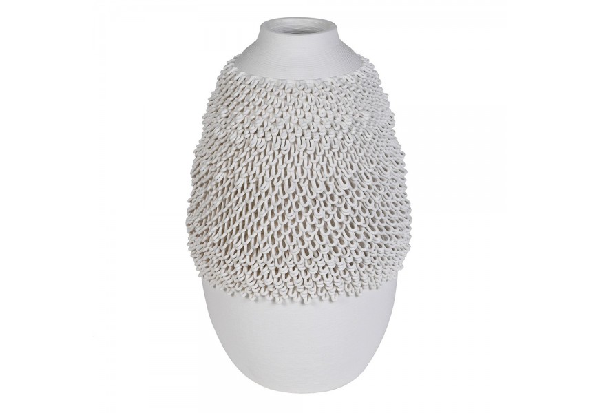 Moderná štýlová vysoká porcelánová váza Liora v bielej farbe s okrúhlym oválnym telom s plastickými 3D detailmi pripomínajúcimi očká alebo háčiky vhodná na suché alebo umelé rastliny