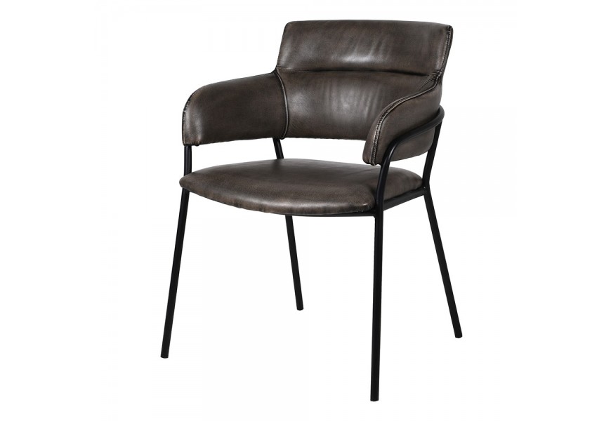 Industriálna jedálenská stolička s hnedým koženým čalúnením s horizontálnym prešívaním s čiernou matnou kovovou konštrukciou s tenkými vyosenými nožičkami a úzkymi bočnými opierkami spojenými s operadlom