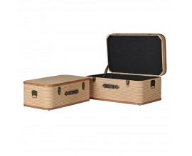 Retro sada dvoch obdĺžnikových dekoračných kufrov Luggage s hnedým látkovým poťahom so vzorom s kovovými zámkami a uchytkami a koženou rukoväťou na prenášanie s oble tvarovanými rohmi a čiernym vnútrom