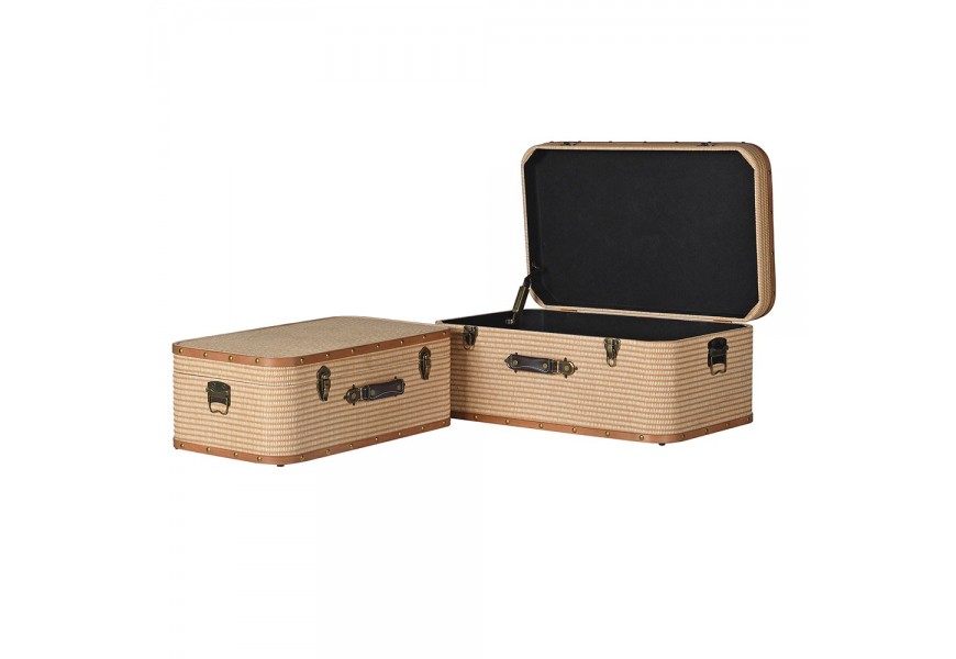 Retro sada dvoch obdĺžnikových dekoračných kufrov Luggage s hnedým látkovým poťahom so vzorom s kovovými zámkami a uchytkami a koženou rukoväťou na prenášanie s oble tvarovanými rohmi a čiernym vnútrom