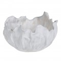Moderná biela misa Coral z porcelánu organického tvaru rozkvitnutého kvetu s textúrovaným povrchom s béžovou patinou so zaoblenými okrajmi