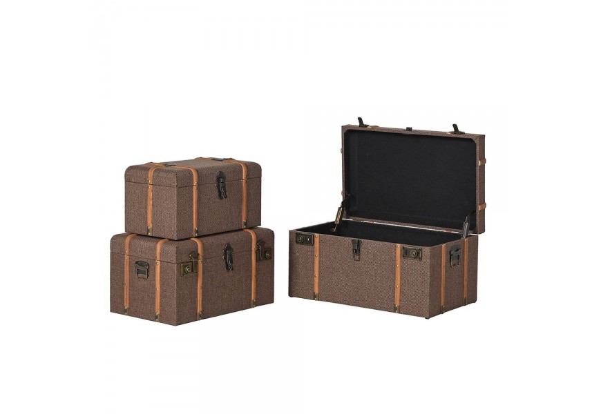 Dizajnová vintage sada troch dekoratívnych tmavohnedých truhlíc s dizajnom kufrom Heritage s poťahom z ľanu s kovovými detailmi v mosadznej farbe s bočnými úchytkami s nitmi so zámkovými klipsami