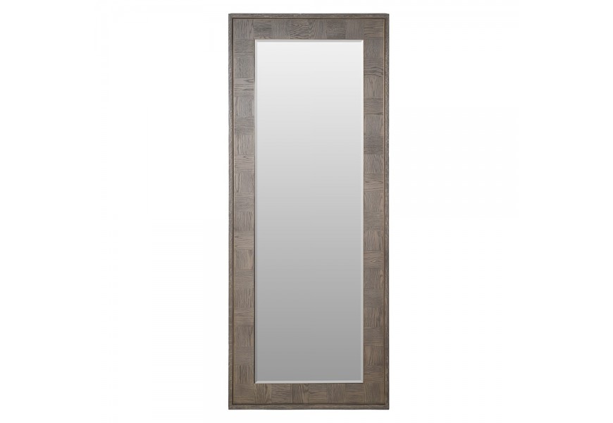 Luxusné masívne obdĺžnikové sivohnedé nástenné zrkadlo Quadria Gris z dubového dreva s šachovnicovým dekoratívnym vzorom s kovovým lemovaním v zlatej farbe