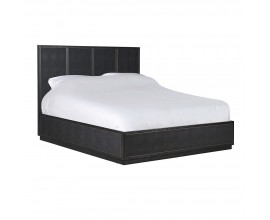 Luxusná glamour manželská posteľ Millie v čiernej farbe so zlatým kovovým akcentom s čelom s panelovým dizajnom a plnou podstavou s rámom z masívneho dubového dreva a poťahom z ekokože s jemne drsnou štruktúrou