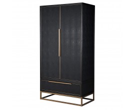 Luxusná glamour čierna šatníková dvojdverová skriňa Millie so zásuvkou s poťahom z ekokože a kovovou podstavou a úchytkami v zlatej farbe