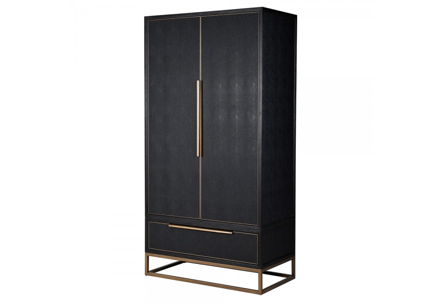 Luxusná glamour čierna šatníková dvojdverová skriňa Millie so zásuvkou s poťahom z ekokože a kovovou podstavou a úchytkami v zlatej farbe