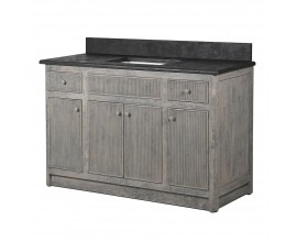Luxusná vidiecka kúpeľňová skrinka Ritta z recyklovaného masívneho dreva v sivej farbe s patinou so štyrmi dvierkami a dvomi zásuvkami s lamelovým dizajnom s kamennou vrchnou doskou z kremeňa v čiernej farbe s umývadlom a otvorom na kohútiky