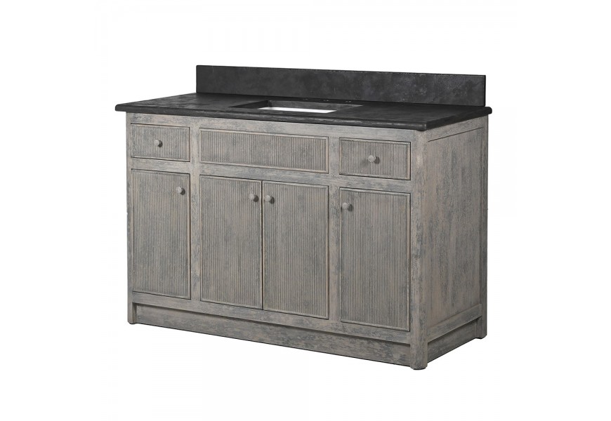 Luxusná vidiecka kúpeľňová skrinka Ritta z recyklovaného masívneho dreva v sivej farbe s patinou so štyrmi dvierkami a dvomi zásuvkami s lamelovým dizajnom s kamennou vrchnou doskou z kremeňa v čiernej farbe s umývadlom a otvorom na kohútiky