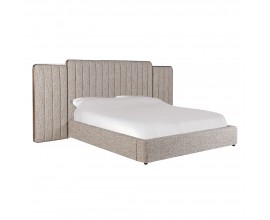 Luxusná glamour buklé manželská posteľ Nubilia so širokým čelom s tromi panelmi s čalúnením v béžovej melírovanej farbe do zaoblenými rohmi a lesklým metalickým detailom v medenej farbe