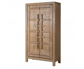 Luxusná masívna vintage dvojdverová policová skriňa Crosby z recyklovaného svetlo hnedého dreva s priznanou štruktúrou s dlhými vertikálnymi úchytkami s dvomi kolíkmi a horizontálnym reliéfnym zdobením