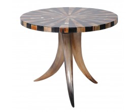 Luxusný etno príručný stolík Jeldon s okrúhlou vrchnou doskou s kosťovou intarziou s dizajnom lúčov v hnedej a čiernej farbe s tromi zahnutými nohami v tvare klov v béžovej farbe